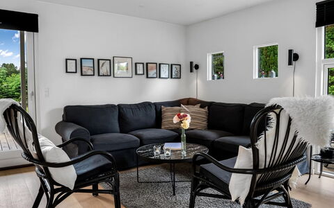 Rosmarie - 600M from the Sea: Meubles, Design Intérieur, Sol, Sol, Salon, Éclairage, Canapé, Domicile, Pièce, Chaise
