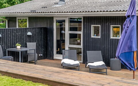 Rosmarie - 600M from the Sea: Bois, Porte, Domicile, Dur, Plate-Forme, Porche, Planche, Tache De Bois, Chalet, Siding
