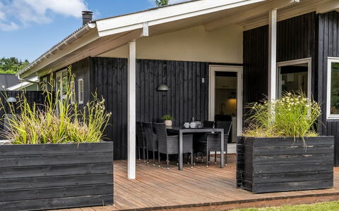 Rosmarie - 600M from the Sea: Bois, Domicile, Porche, Siding, Porte, Dur, Ombre, Chalet, Plate-Forme, Planche