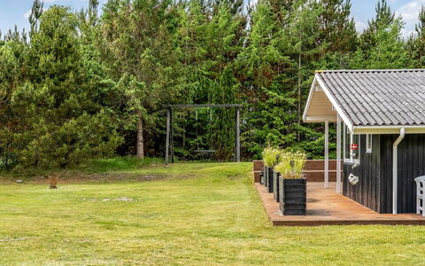Rosmarie - 600M from the Sea: Herbe, Bois, Lot Terre, Toit, Chalet, Jardin, Ombre, Batiments Jardin, Pelouse