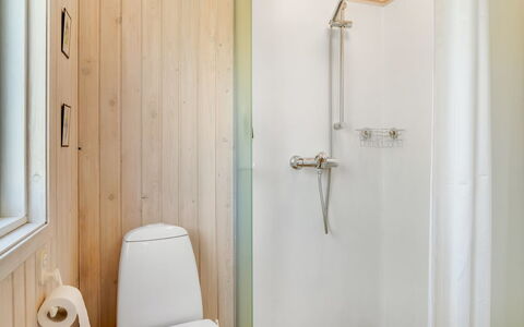 Delco - 200M from the Sea: Salle De Bains, Luminaire Plomberie, Mur, Sol, Bois, Lavabo, Sol, Design Intérieur, Toilette, Siège De Toilette