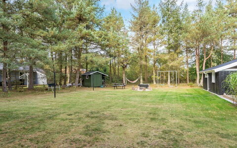 Delco - 200M from the Sea: Herbe, Lot Terre, Jardin, Pelouse, Ombre, Arrière-Cour, Chalet, Cour, Batiments Jardin, Aménagement Paysager