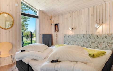 Delco - 200M from the Sea: Bois, Domicile, Chambre, Chalet, Tache De Bois, Dur, Lit, Conception, Cadre De Lit, Literie