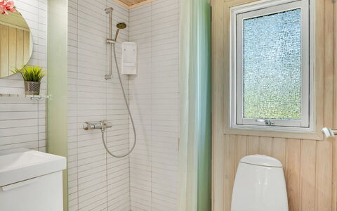 Delco - 200M from the Sea: Salle De Bains, Sol, Mur, Luminaire Plomberie, Design Intérieur, Sol, Toilette, Plomberie, Robinet, Pièce