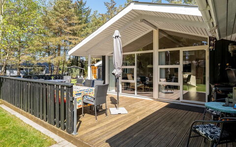 Delco - 200M from the Sea: Meubles, Design Intérieur, Sol, Bois, Sol, Plafond, Parquet, Chaise, Table, Éclairage