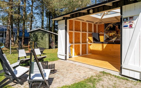 Delco - 200M from the Sea: Meubles, Design Intérieur, Sol, Bois, Sol, Plafond, Parquet, Chaise, Table, Éclairage