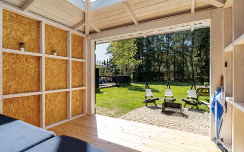 Delco - 200M from the Sea: Meubles, Design Intérieur, Sol, Bois, Sol, Plafond, Parquet, Chaise, Table, Éclairage