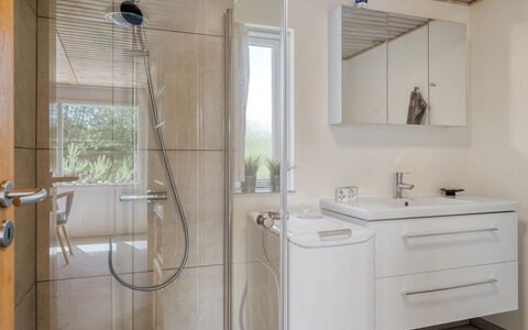 Mina - 1.4Km from the Sea: Sol, Luminaire Plomberie, Design Intérieur, Sol, Salle De Bains, Plafond, Robinet, Armoire De Toilette, Plomberie, Évier