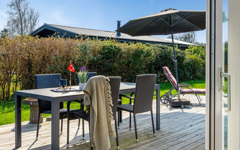 Yorick - 1Km from the Sea: Meubles, Design Intérieur, Sol, Bois, Sol, Plafond, Parquet, Chaise, Table, Éclairage