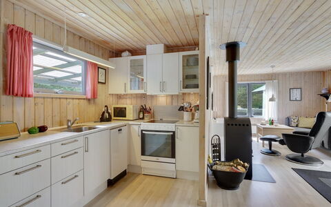 Ane - 1.7Km from the Sea: Cuisine, Bois, Design Intérieur, Comptoir, Sol, Plafond, Meubles, Sol, Pièce, Appareil De Cuisine