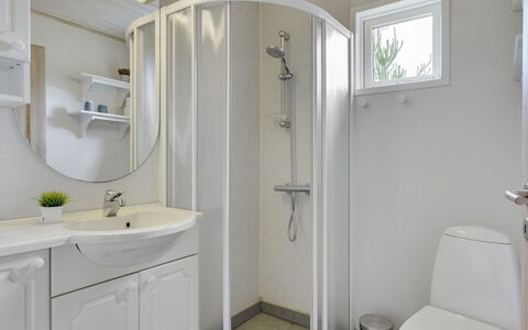 Ane - 1.7Km from the Sea: Lavabo, Luminaire Plomberie, Évier, Design Intérieur, Salle De Bains, Sol, Robinet, Sol, Plafond, Plomberie