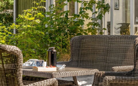 Ane - 1.7Km from the Sea: Meubles, Mobilier De Jardin, Bois, Chaise, Osier, Tableau De Plein Air, Jardin, Ombre, Patio, Accoudoir