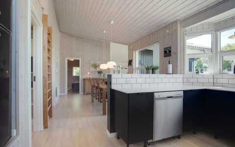 Herta - 700M from the Sea: Sol, Bois, Design Intérieur, Sol, Plafond, Parquet, Comptoir, Cuisine, Meubles, Luminaire