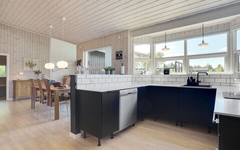 Herta - 700M from the Sea: Cuisine, Bois, Sol, Design Intérieur, Comptoir, Plafond, Cabinetry, Sol, Meubles, Luminaire