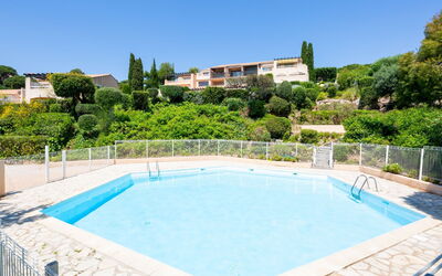 Sainte Maxime 180: L'Eau, Ciel, Propriété, Jour, Piscine, Bâtiment, Bleu Azur, Rectangle, Plante, Arbre