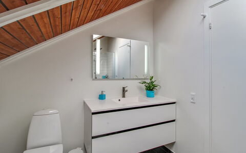 Jyde - 1.5Km from the Sea: Luminaire Plomberie, Sol, Armoire De Toilette, Design Intérieur, Sol, Lavabo, Évier, Salle De Bains, Robinet, Plomberie