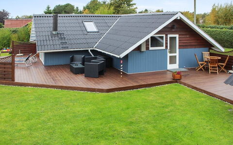 Jyde - 1.5Km from the Sea: Toit, Jardin, Ombre, Chalet, Pelouse, Plate-Forme, Cour, Dur, Tache De Bois, Patio