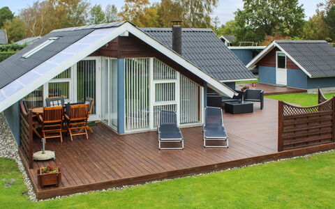 Jyde - 1.5Km from the Sea: Toit, Domicile, Ombre, Dur, Chalet, Plate-Forme, Jardin, Cour, Tache De Bois, Conception