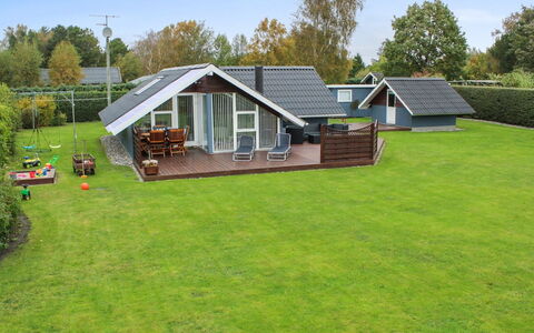 Jyde - 1.5Km from the Sea: Herbe, Toit, Maison, Domicile, Chalet, Pelouse, Jardin, Cour, Batiments Jardin, Ombre