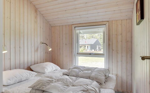 Richard - 4Km from the Sea: Bois, Chambre, Plafond, Sol, Lit, Sol, Drap De Lit, Literie, Planche, Dur