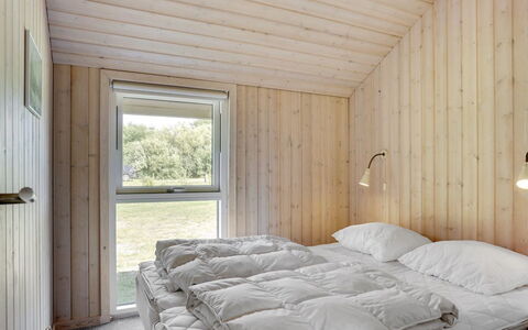 Richard - 4Km from the Sea: Bois, Chambre, Plafond, Lit, Literie, Drap De Lit, Dur, Planche, Tache De Bois, Cadre De Lit