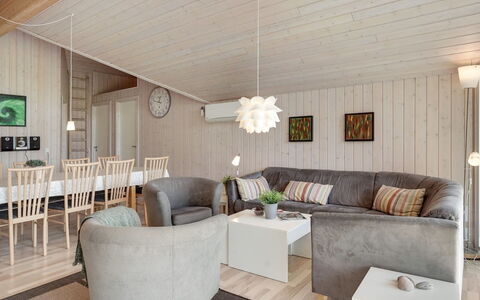 Richard - 4Km from the Sea: Meubles, Design Intérieur, Sol, Bois, Sol, Plafond, Salon, Canapé, Pièce, Parquet