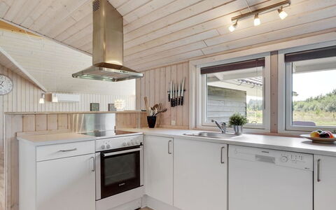 Richard - 4Km from the Sea: Bois, Cuisine, Sol, Plafond, Comptoir, Design Intérieur, Luminaire, Appareil De Cuisine, Sol, Domicile