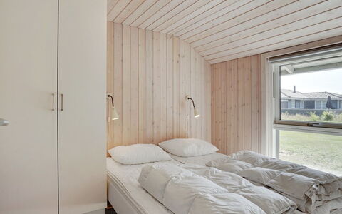 Richard - 4Km from the Sea: Bois, Plafond, Chambre, Sol, Design Intérieur, Sol, Lit, Drap De Lit, Literie, Dur