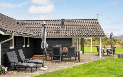 Richard - 4Km from the Sea: Toit, Chalet, Siding, Pelouse, Cour, Porche, Ombre, Ferme, Biens, Aménagement Paysager