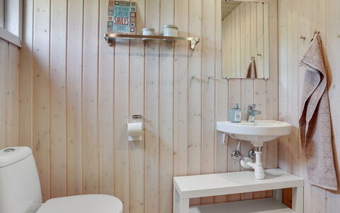 Richard - 4Km from the Sea: Mur, Bois, Sol, Luminaire Plomberie, Design Intérieur, Sol, Salle De Bains, Toilette, Siège De Toilette, Lavabo