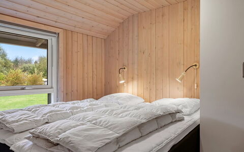 Richard - 4Km from the Sea: Lit, Chambre, Drap De Lit, Bois, Literie, Plafond, Design Intérieur, Sol, Sol, Cadre De Lit