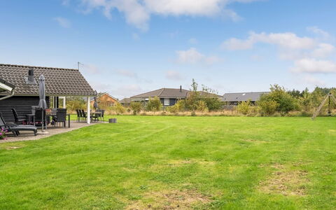 Richard - 4Km from the Sea: Toit, Lot Terre, Plaine, Chalet, Pelouse, Ombre, Biens, Jardin, Cour, Ferme