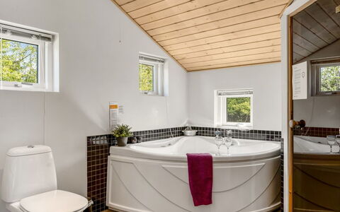 Dorithea - 3.5Km from the Sea: Design Intérieur, Luminaire Plomberie, Sol, Plafond, Sol, Baignoire, Plomberie, Salle De Bains, Pièce, Robinet