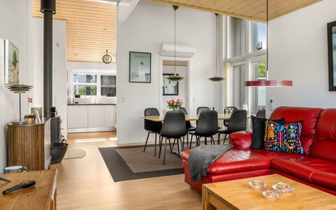 Dorithea - 3.5Km from the Sea: Meubles, Design Intérieur, Sol, Canapé, Sol, Bois, Plafond, Salon, Pièce, Parquet
