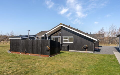 Dorithea - 3.5Km from the Sea: Domicile, Toit, Maison, Chalet, Biens, Porte, Porche, Siding, Ferme, Ombre