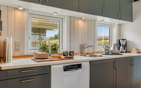 Fanney - 100M from the Sea: Appareil De Cuisine, Cuisine, Comptoir, Principaux Appliance, Design Intérieur, Cabinetry, Électroménager, Meubles, Sol, Petit Appareil