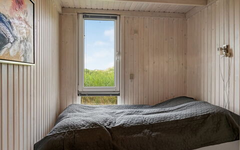 Fanney - 100M from the Sea: Chambre, Lit, Bois, Drap De Lit, Literie, Sol, Sol, Design Intérieur, Linge, Plafond