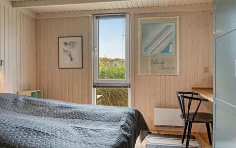 Fanney - 100M from the Sea: Chambre, Bois, Lit, Sol, Drap De Lit, Design Intérieur, Sol, Literie, Cadre De Lit, Plafond
