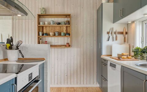 Fanney - 100M from the Sea: Cuisine, Comptoir, Appareil De Cuisine, Design Intérieur, Bois, Meubles, Sol, Principaux Appliance, Plafond, Cabinetry