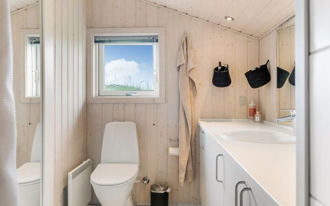 Fanney - 100M from the Sea: Bois, Luminaire Plomberie, Sol, Sol, Toilette, Design Intérieur, Plomberie, Salle De Bains, Évier, Domicile