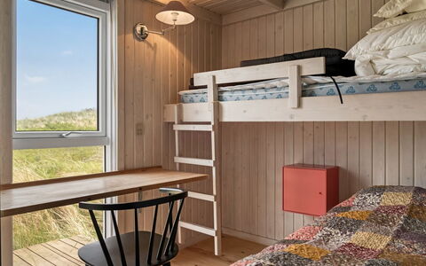 Fanney - 100M from the Sea: Chambre, Bois, Design Intérieur, Lit, Meubles, Plafond, Sol, Sol, Lit Superposé, Cadre De Lit