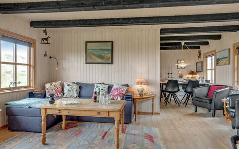 Marite - 200M from the Sea: Maison, Domicile, Porte, Toit, Chalet, Biens, Jardin, Ombre, Siding, Cour