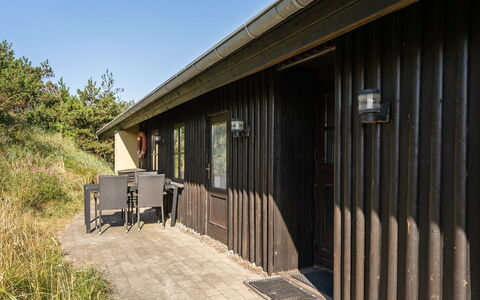 Marite - 200M from the Sea: Maison, Domicile, Porte, Toit, Chalet, Biens, Jardin, Ombre, Siding, Cour
