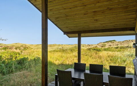 Marite - 200M from the Sea: Maison, Domicile, Porte, Toit, Chalet, Biens, Jardin, Ombre, Siding, Cour
