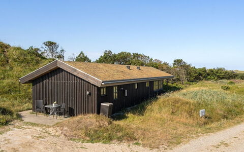 Marite - 200M from the Sea: Maison, Domicile, Porte, Toit, Chalet, Biens, Jardin, Ombre, Siding, Cour