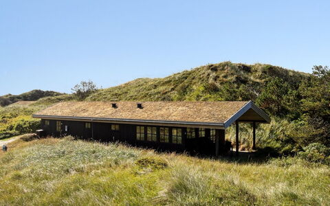 Marite - 200M from the Sea: Maison, Domicile, Porte, Toit, Chalet, Biens, Jardin, Ombre, Siding, Cour