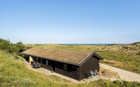 Marite - 200M from the Sea: Maison, Domicile, Porte, Toit, Chalet, Biens, Jardin, Ombre, Siding, Cour