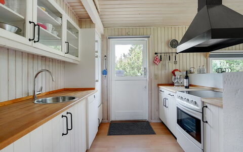 Evan - 1.3Km from the Sea: Cuisine, Sol, Bois, Design Intérieur, Comptoir, Sol, Plafond, Parquet, Appareil De Cuisine, Domicile