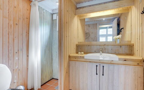 Evan - 1.3Km from the Sea: Sol, Bois, Sol, Design Intérieur, Luminaire Plomberie, Plafond, Pièce, Plomberie, Robinet, Salle De Bains
