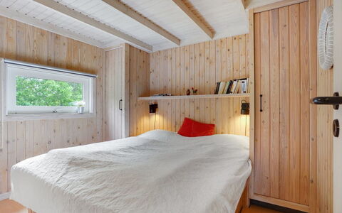 Evan - 1.3Km from the Sea: Bois, Chambre, Design Intérieur, Sol, Plafond, Sol, Lit, Pièce, Éclairage, Meubles